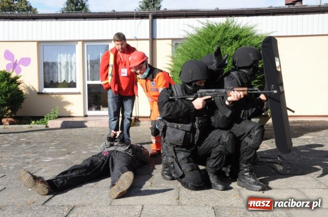 Zdjęcie w galerii na portalu naszraciborz.pl: Przedszkole w Raciborzu opanował groźny terrorysta. W Rudniku poważny wypadek wiadomości z regionu