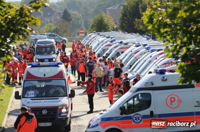 Zdjęcie w galerii na portalu naszraciborz.pl: Parada karetek ratownictwa medycznego ulicami Raciborza - zobacz wideo wiadomości z regionu