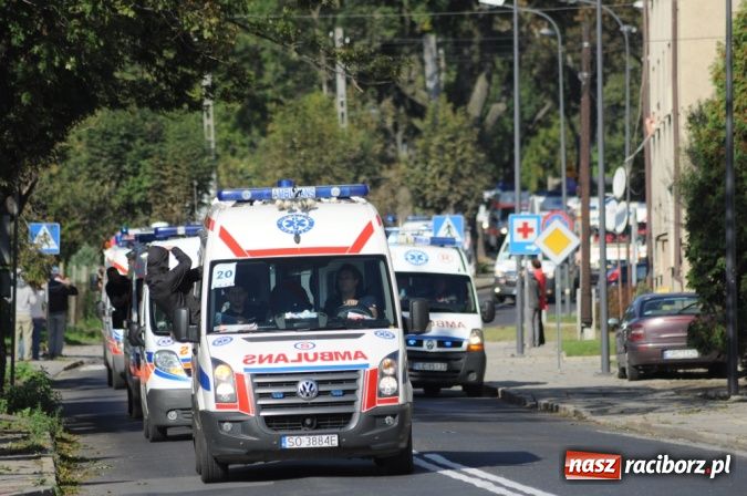 Zdjęcie w galerii na portalu naszraciborz.pl: Parada karetek ratownictwa medycznego ulicami Raciborza - zobacz wideo wiadomości z regionu