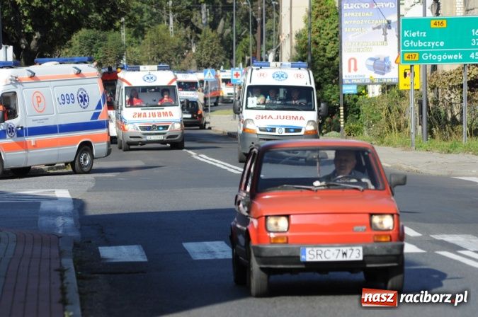 Zdjęcie w galerii na portalu naszraciborz.pl: Parada karetek ratownictwa medycznego ulicami Raciborza - zobacz wideo wiadomości z regionu