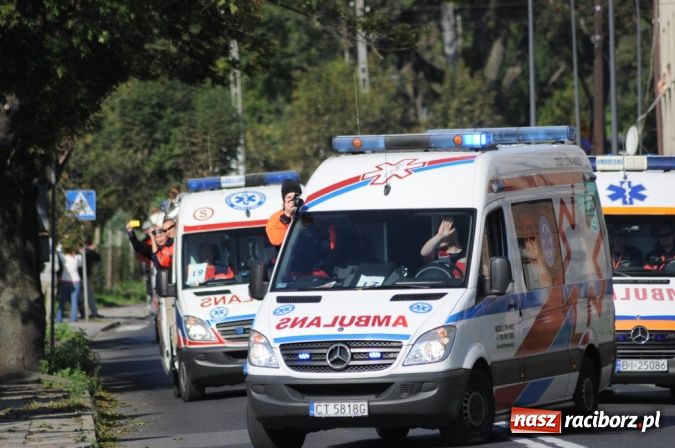 Zdjęcie w galerii na portalu naszraciborz.pl: Parada karetek ratownictwa medycznego ulicami Raciborza - zobacz wideo wiadomości z regionu