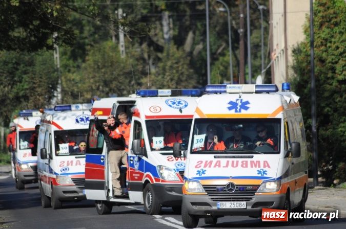 Zdjęcie w galerii na portalu naszraciborz.pl: Parada karetek ratownictwa medycznego ulicami Raciborza - zobacz wideo wiadomości z regionu