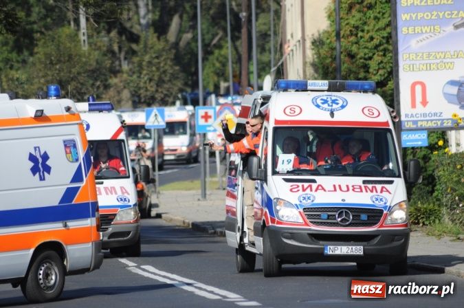 Zdjęcie w galerii na portalu naszraciborz.pl: Parada karetek ratownictwa medycznego ulicami Raciborza - zobacz wideo wiadomości z regionu
