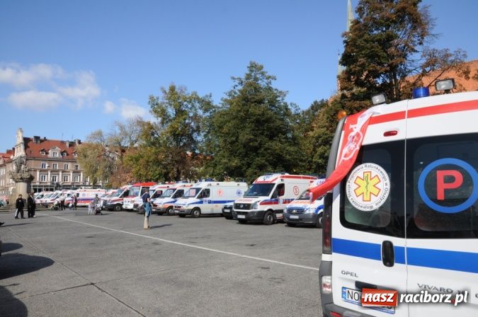Zdjęcie w galerii na portalu naszraciborz.pl: Parada karetek ratownictwa medycznego ulicami Raciborza - zobacz wideo wiadomości z regionu