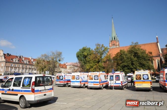 Zdjęcie w galerii na portalu naszraciborz.pl: Parada karetek ratownictwa medycznego ulicami Raciborza - zobacz wideo wiadomości z regionu