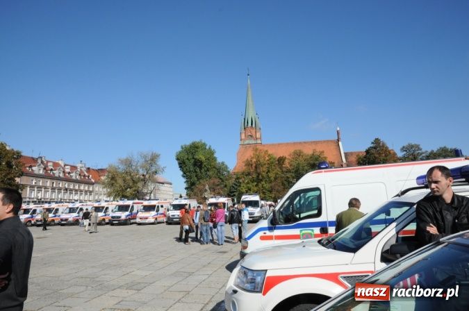 Zdjęcie w galerii na portalu naszraciborz.pl: Parada karetek ratownictwa medycznego ulicami Raciborza - zobacz wideo wiadomości z regionu