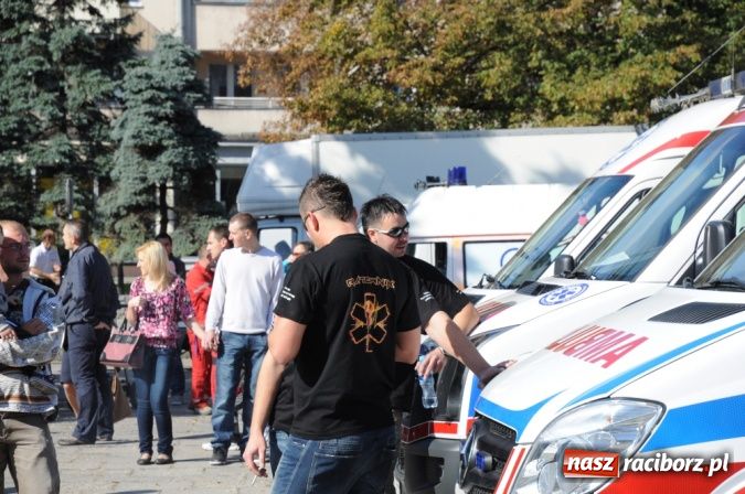 Zdjęcie w galerii na portalu naszraciborz.pl: Parada karetek ratownictwa medycznego ulicami Raciborza - zobacz wideo wiadomości z regionu