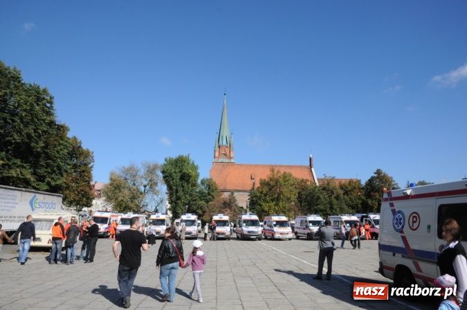 Zdjęcie w galerii na portalu naszraciborz.pl: Parada karetek ratownictwa medycznego ulicami Raciborza - zobacz wideo wiadomości z regionu
