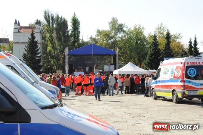 Zdjęcie w galerii na portalu naszraciborz.pl: Parada karetek ratownictwa medycznego ulicami Raciborza - zobacz wideo wiadomości z regionu