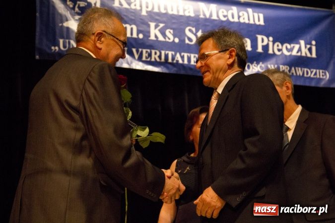 Zdjęcie w galerii na portalu naszraciborz.pl: Wręczono medale im. ks. Stefana Pieczki Unitas In Veritate wiadomości z regionu