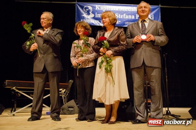 Zdjęcie w galerii na portalu naszraciborz.pl: Wręczono medale im. ks. Stefana Pieczki Unitas In Veritate wiadomości z regionu