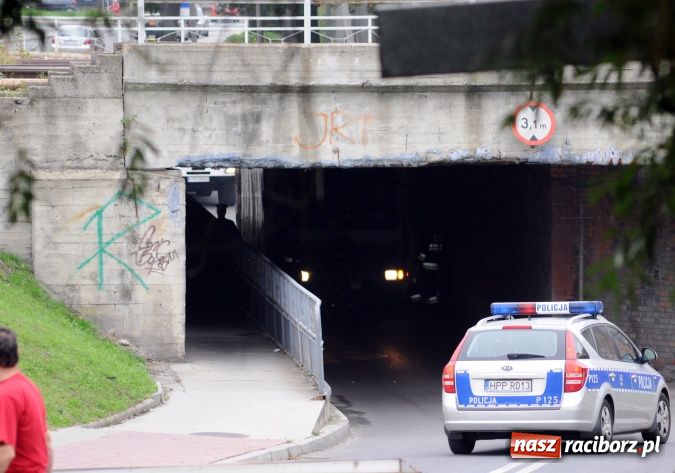 Zdjęcie w galerii na portalu naszraciborz.pl: Kierowca TIR-a chciał się przecisnąć pod wiaduktem przy Eichendorffa wiadomości z regionu