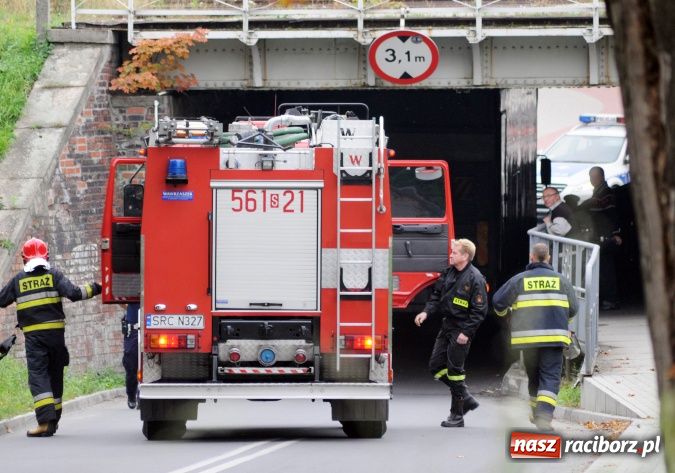 Zdjęcie w galerii na portalu naszraciborz.pl: Kierowca TIR-a chciał się przecisnąć pod wiaduktem przy Eichendorffa wiadomości z regionu