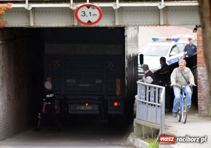 Zdjęcie w galerii na portalu naszraciborz.pl: Kierowca TIR-a chciał się przecisnąć pod wiaduktem przy Eichendorffa wiadomości z regionu