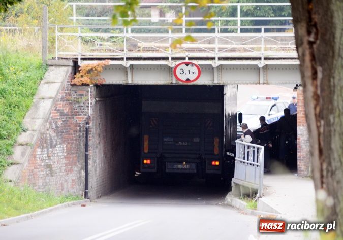 Zdjęcie w galerii na portalu naszraciborz.pl: Kierowca TIR-a chciał się przecisnąć pod wiaduktem przy Eichendorffa wiadomości z regionu