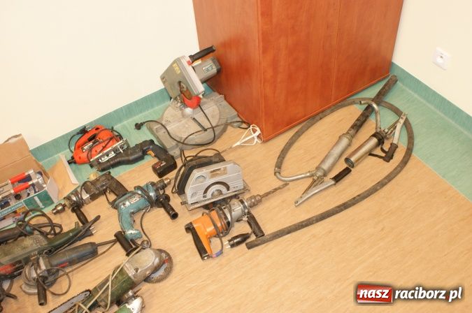 Zdjęcie w galerii na portalu naszraciborz.pl: Zatrzymano pięciu sprawców kradzieży paliwa wiadomości z regionu