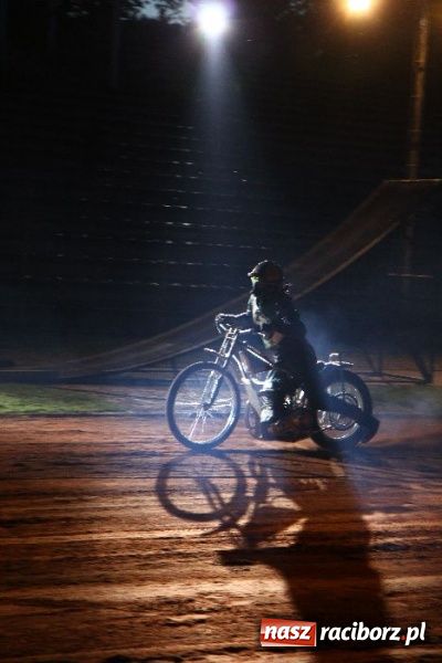 Zdjęcie w galerii na portalu naszraciborz.pl: Kaskaderskie show na stadionie OSiR-u wiadomości z regionu