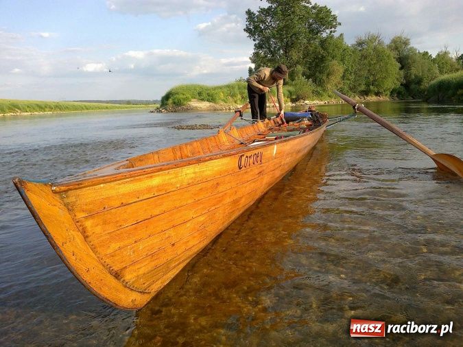 Zdjęcie w galerii na portalu naszraciborz.pl: Wioślarska łódź księcia raciborskiego znów na rzecznym szlaku wiadomości z regionu