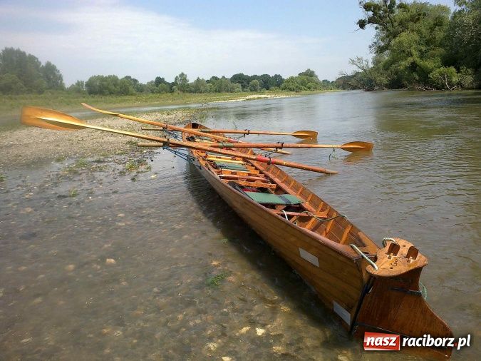 Zdjęcie w galerii na portalu naszraciborz.pl: Wioślarska łódź księcia raciborskiego znów na rzecznym szlaku wiadomości z regionu