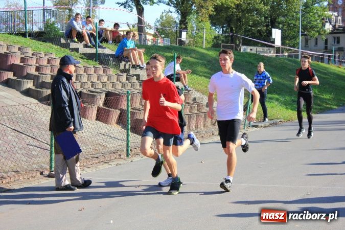Zdjęcie w galerii na portalu naszraciborz.pl: Finał miejski Sztafetowych Biegów Przełajowych wiadomości z regionu