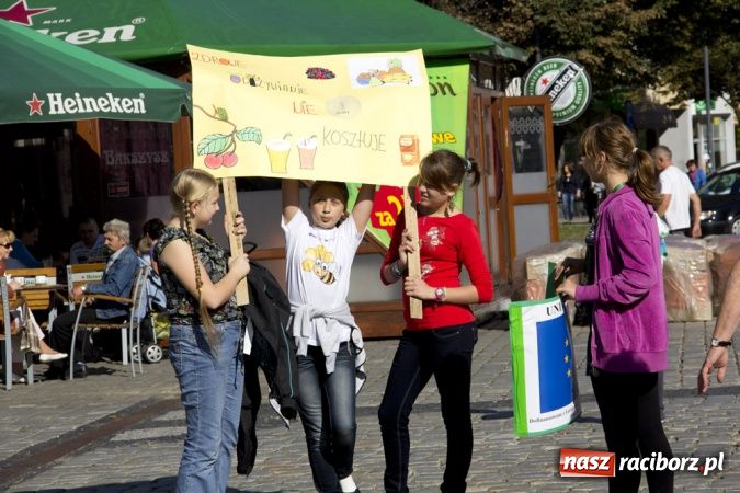 Zdjęcie w galerii na portalu naszraciborz.pl: Polsko-czeski happening na raciborskim Rynku wiadomości z regionu