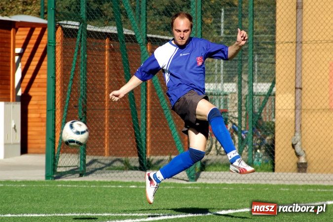 Zdjęcie w galerii na portalu naszraciborz.pl: Puchar prezesa trafił do Hurtowni wiadomości z regionu