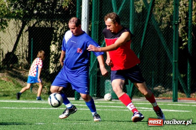 Zdjęcie w galerii na portalu naszraciborz.pl: Puchar prezesa trafił do Hurtowni wiadomości z regionu