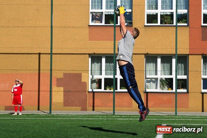 Zdjęcie w galerii na portalu naszraciborz.pl: Puchar prezesa trafił do Hurtowni wiadomości z regionu