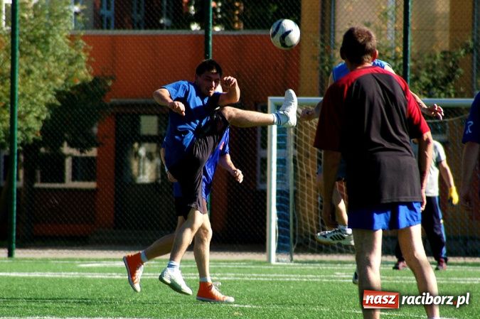 Zdjęcie w galerii na portalu naszraciborz.pl: Puchar prezesa trafił do Hurtowni wiadomości z regionu
