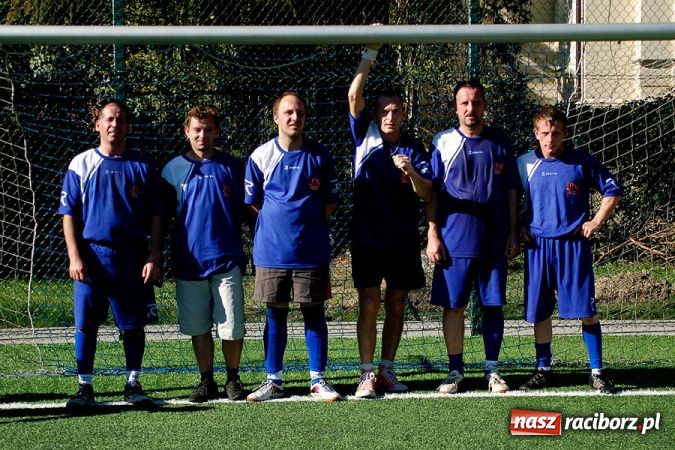 Zdjęcie w galerii na portalu naszraciborz.pl: Puchar prezesa trafił do Hurtowni wiadomości z regionu