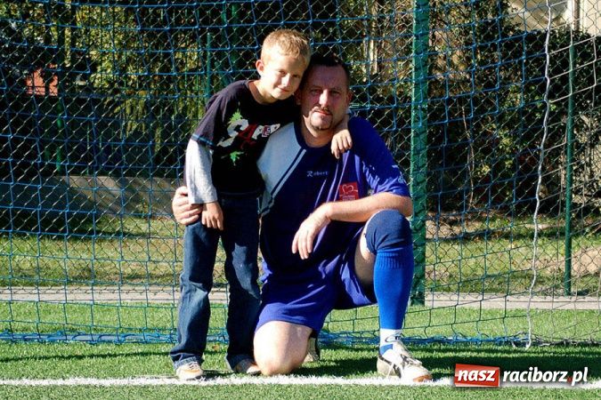 Zdjęcie w galerii na portalu naszraciborz.pl: Puchar prezesa trafił do Hurtowni wiadomości z regionu