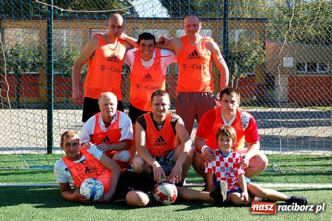 Zdjęcie w galerii na portalu naszraciborz.pl: Puchar prezesa trafił do Hurtowni wiadomości z regionu