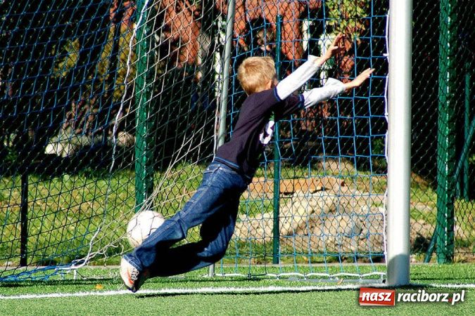 Zdjęcie w galerii na portalu naszraciborz.pl: Puchar prezesa trafił do Hurtowni wiadomości z regionu