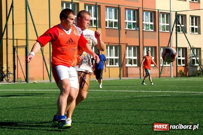 Zdjęcie w galerii na portalu naszraciborz.pl: Puchar prezesa trafił do Hurtowni wiadomości z regionu