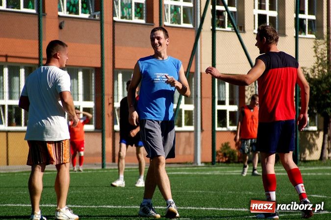 Zdjęcie w galerii na portalu naszraciborz.pl: Puchar prezesa trafił do Hurtowni wiadomości z regionu