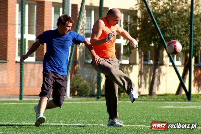 Zdjęcie w galerii na portalu naszraciborz.pl: Puchar prezesa trafił do Hurtowni wiadomości z regionu