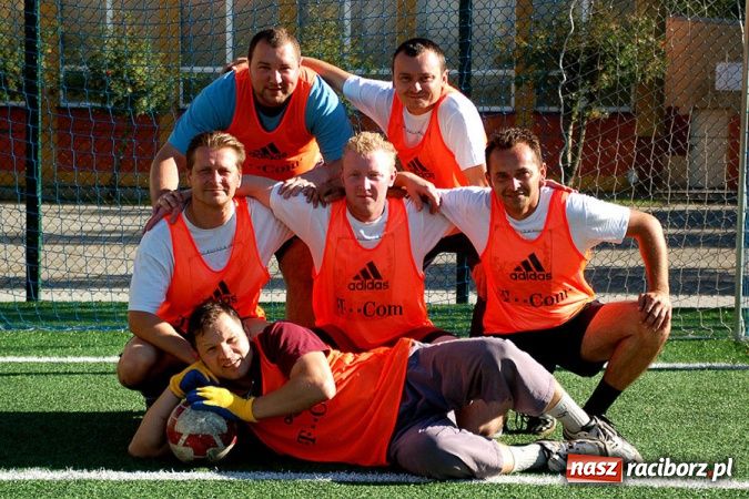 Zdjęcie w galerii na portalu naszraciborz.pl: Puchar prezesa trafił do Hurtowni wiadomości z regionu