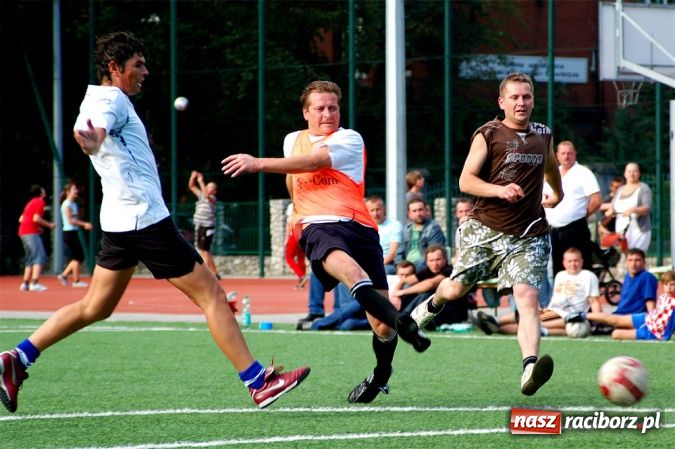 Zdjęcie w galerii na portalu naszraciborz.pl: Puchar prezesa trafił do Hurtowni wiadomości z regionu