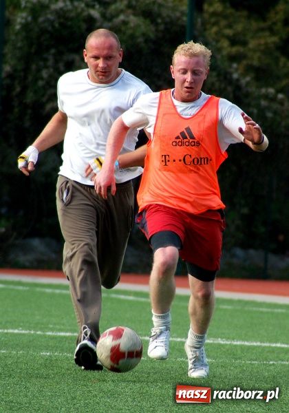 Zdjęcie w galerii na portalu naszraciborz.pl: Puchar prezesa trafił do Hurtowni wiadomości z regionu