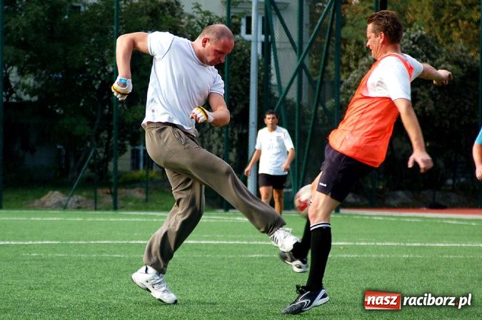 Zdjęcie w galerii na portalu naszraciborz.pl: Puchar prezesa trafił do Hurtowni wiadomości z regionu