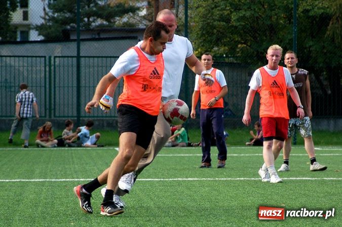 Zdjęcie w galerii na portalu naszraciborz.pl: Puchar prezesa trafił do Hurtowni wiadomości z regionu