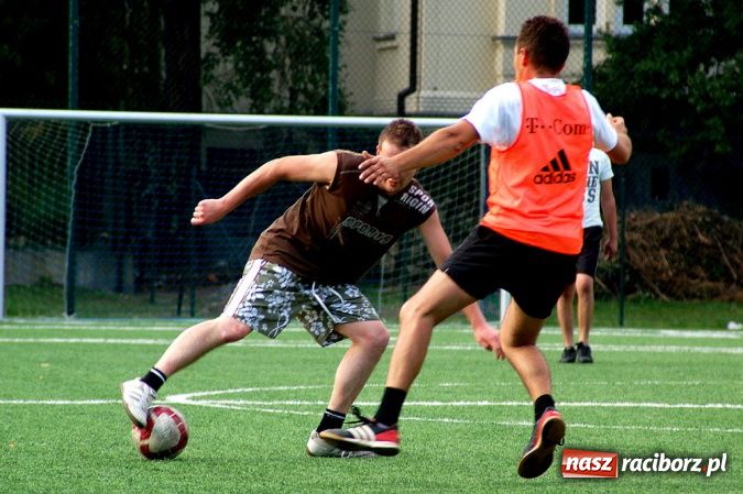 Zdjęcie w galerii na portalu naszraciborz.pl: Puchar prezesa trafił do Hurtowni wiadomości z regionu