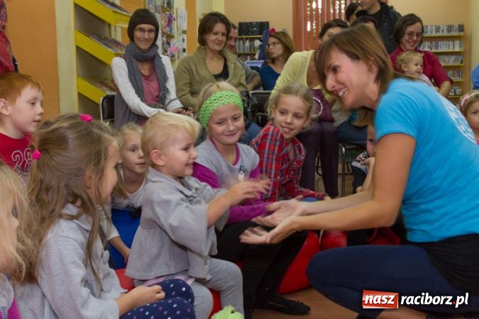 Zdjęcie w galerii na portalu naszraciborz.pl: Cała Polska czyta dzieciom po angielsku wiadomości z regionu