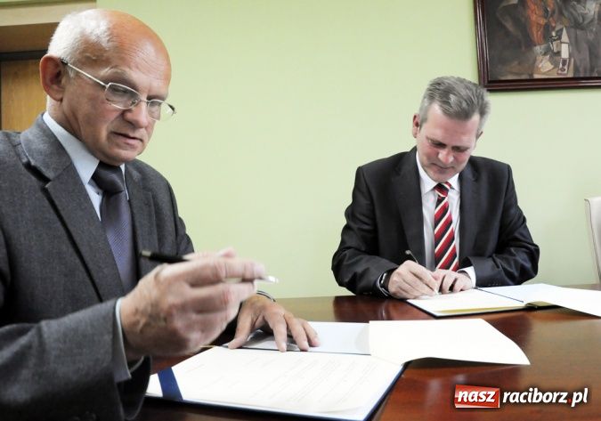 Zdjęcie w galerii na portalu naszraciborz.pl: Prorektor absolwent podpisał umowę z Budowlanką wiadomości z regionu