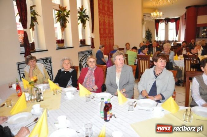 Zdjęcie w galerii na portalu naszraciborz.pl: Nauczyciele seniorzy z Związku Nauczycielstwa Polskiego świętują w Raciborskiej wiadomości z regionu