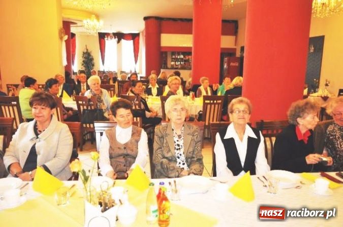 Zdjęcie w galerii na portalu naszraciborz.pl: Nauczyciele seniorzy z Związku Nauczycielstwa Polskiego świętują w Raciborskiej wiadomości z regionu
