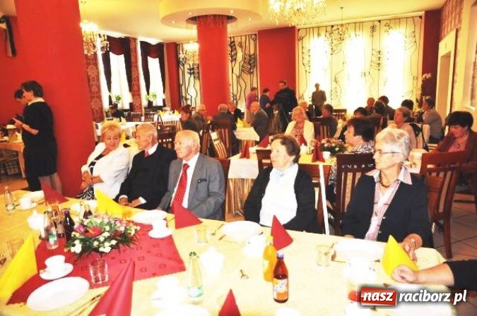 Zdjęcie w galerii na portalu naszraciborz.pl: Nauczyciele seniorzy z Związku Nauczycielstwa Polskiego świętują w Raciborskiej wiadomości z regionu