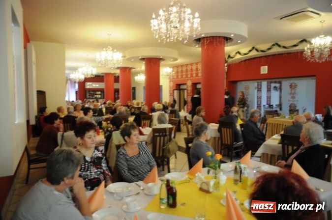 Zdjęcie w galerii na portalu naszraciborz.pl: Nauczyciele seniorzy z Związku Nauczycielstwa Polskiego świętują w Raciborskiej wiadomości z regionu