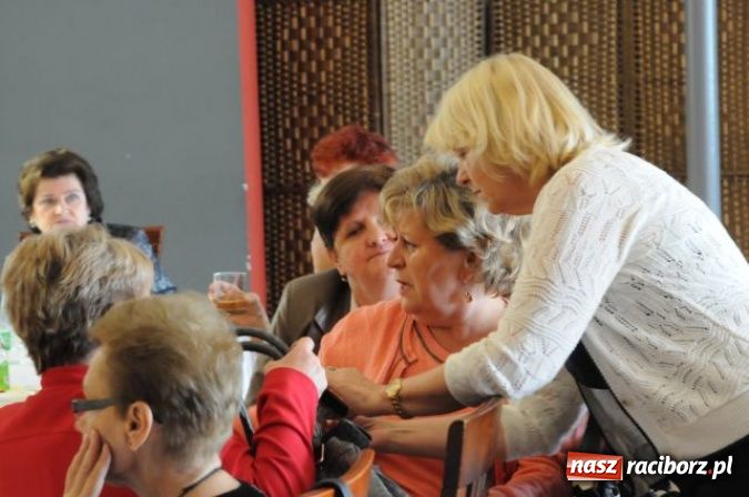 Zdjęcie w galerii na portalu naszraciborz.pl: Nauczyciele seniorzy z Związku Nauczycielstwa Polskiego świętują w Raciborskiej wiadomości z regionu