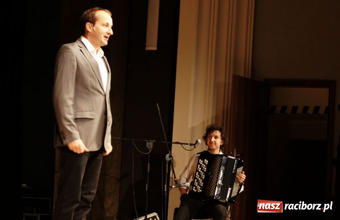 Zdjęcie w galerii na portalu naszraciborz.pl: Kabaret Moralnego Niepokoju bawił w RCK wiadomości z regionu